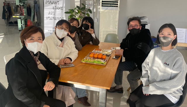 포항스틸아트공방 수강생 대표들이 김갑수 포항시립미술관장과 간담회를 갖고 있다.오른쪽 앞부터 김주란 학예사, 김갑수 관장, 왼쪽 앞줄 첫 번째 이문숙 수강생, 네 번째 신은경 수강생.  /포항시립미술관 제공