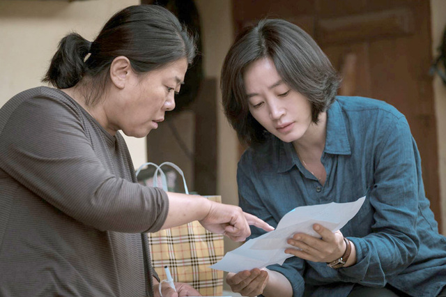 ‘내가 죽던 날’에서 탁월한 연기를 선보인 배우 이정은(왼쪽부터)과 김혜수.