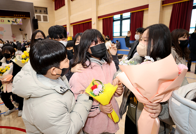 포항시 남구 상대동 상대초등학교에서 코로나 19 팬데믹 이후 3년 만에 대면 졸업식이 열렸다. 한 졸업생이 아쉬움의 눈물을 흘리자 친구들이 위로하고 있다. 