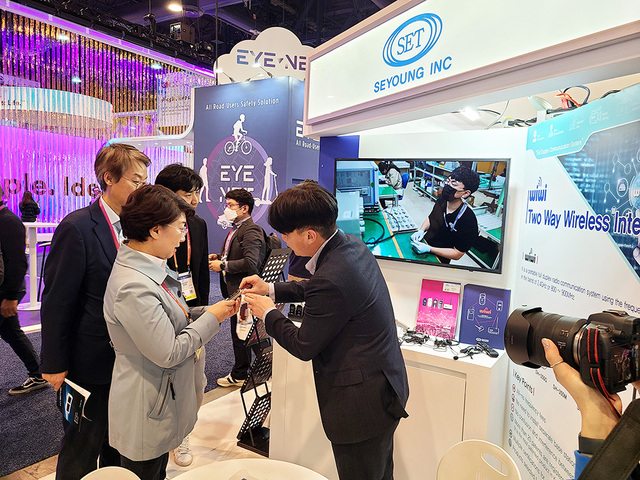 이달희 경북도 경제부지사가 지난 5일부터 미국 라스베이거스에서 개최되고 있는 ‘CES 2023’에 참가해 박람회를 둘러보고, 참가한 지역 기업들을 격려하고 있다. /경북도 제공