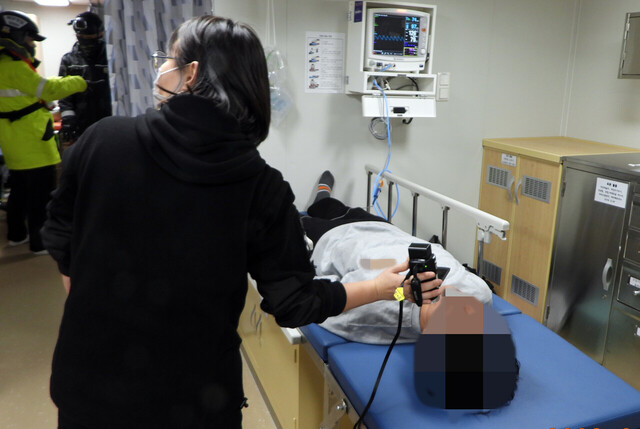 동해해경 3016 경비함 내에서 응급환자 상태를 확인하고 있다 /동해해경청제공