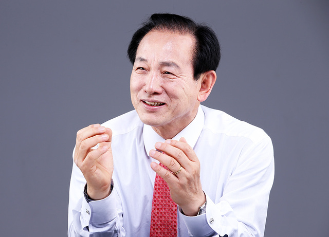신현국 문경시장은 민선 8기를 맞아 “시민들과 함께 또 다른 기적을 만들 긍정의 힘으로 누구나 인정하는 Yes(예스) 문경으로 도약을 이뤄 내겠다”고 다짐했다.