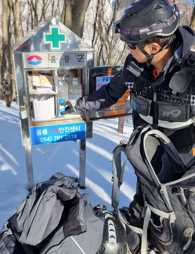 울릉119안전센터 대원이 구급함을 점검하고 있다. 성인봉 등산로에는  이 같은 구급함에 요소요소에 설치돼 있다.