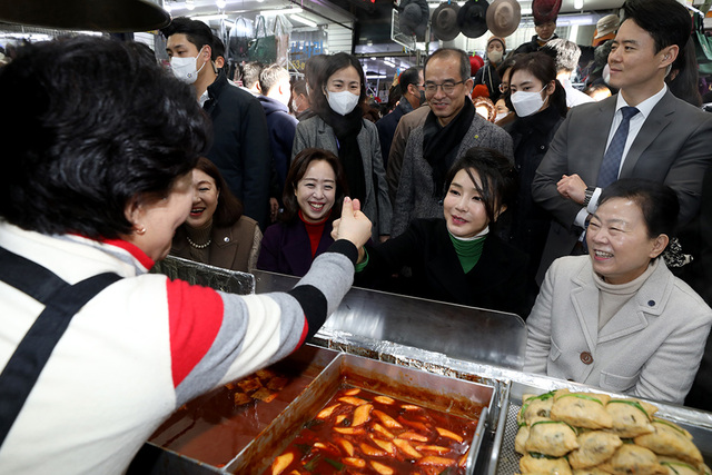 11일 오후 대구시 중구 서문시장을 방문한 김건희 여사가 떡볶이 가게 상인과 인사하고 있다. /이용선기자 photokid@kbmaeil.com