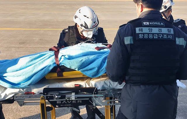 강릉에 도착 구급차에 인게하고 있다. /동해해경청 제공