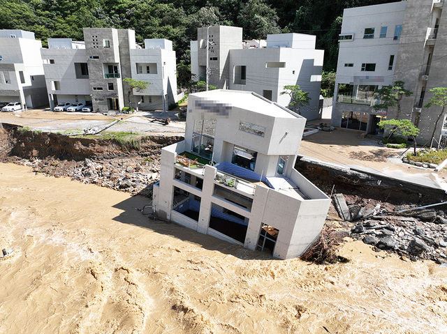 지난해 9월 태풍 힌남노 피해로 지반이 유실돼 내려앉은 포항의 한 펜션.