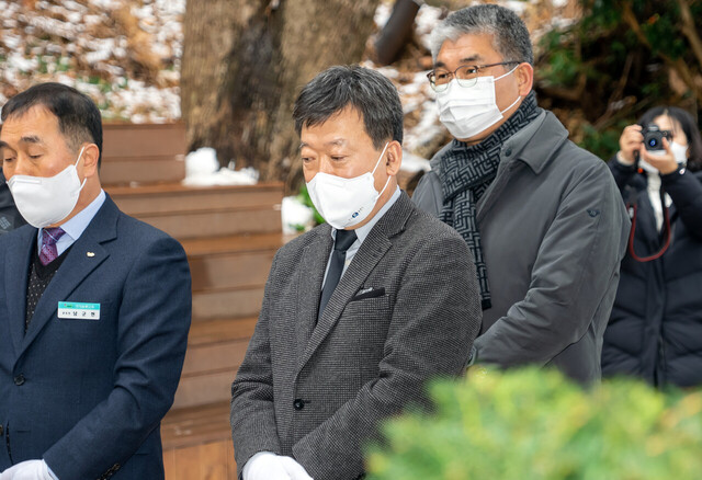 이경종선생 추모 47주기 남군현울릉교육장, 남한권 울릉군수, 공경식의장이 함께 추모하고 있다.