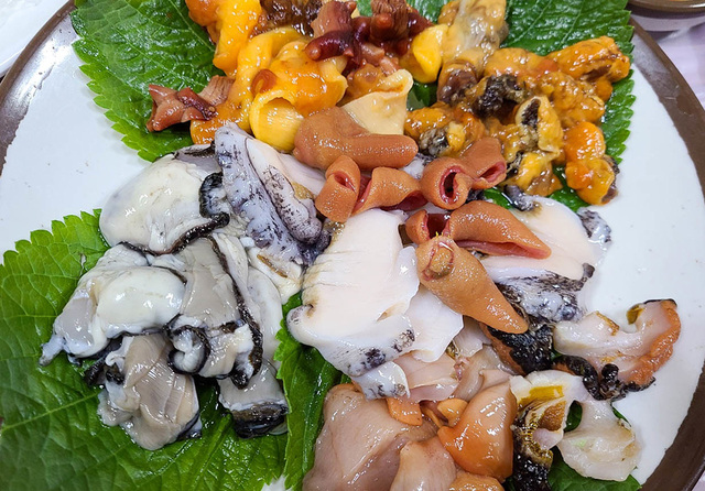 통영 다찌에서 내놓은 싱싱한 해산물.