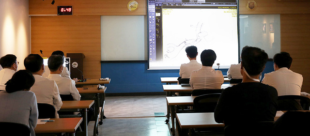 의료진이 컨퍼런스를 진행하고 있다.  /굿모닝 병원 제공