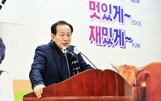 신현국 문경시장이 새롭게(new), 멋있게(cool), 재밌게(fun) 라는 3게 긍정실천운동에 대해 설명하고 있다.  /문경시제공