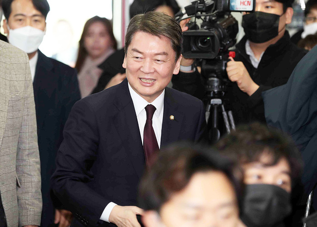 국민의힘 안철수 의원이 1일 대구 북구을 당협을 찾아 당원들과 간담회를 하기에 앞서 인사를 하고 있다.  /연합뉴스