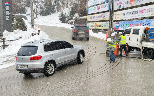 차량을 통제하지 않고 시공을 하고 있다.