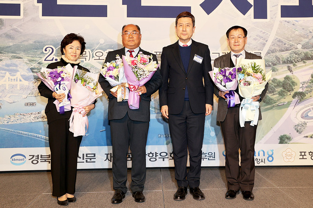 이강덕 시장이 고향발전에 힘쓴 향우회원에게 표창패를 전달하고 있다.