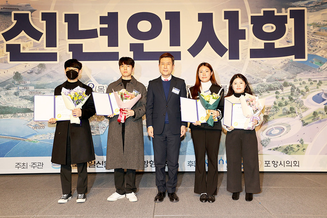 이강덕 시장이 포항출신 서울지역 대학생들에게 장학금을 전달하고 있다.
