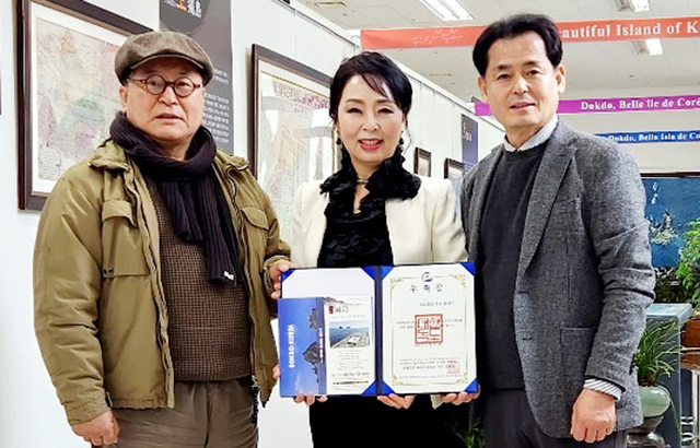 김세진 씨에게 홍보대사 임명장을 수여하고 기념촬영