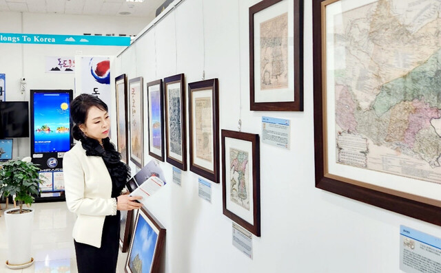 홍보대사로 사명을 다 하기 위해 독도홍보관에서 독도관련 전시품을 진지하게 둘러보고 있는 김세진 씨