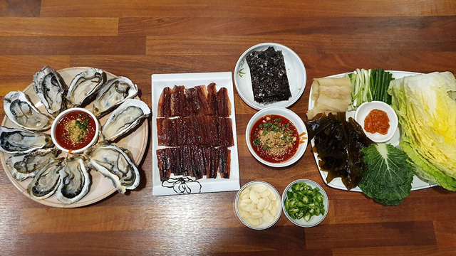 과메기와 해산물 등으로 구성된 호미곶과메기의 한 상 차림.