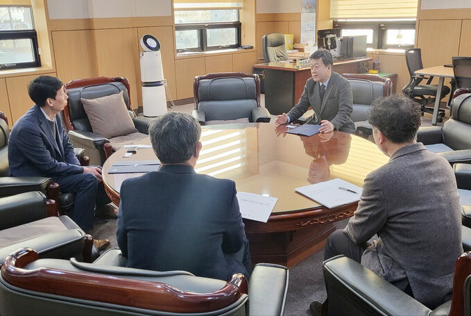 남한권 울릉군수가 포항지방해양수산청을 방문 김상기 청장과 면담하고 있다.