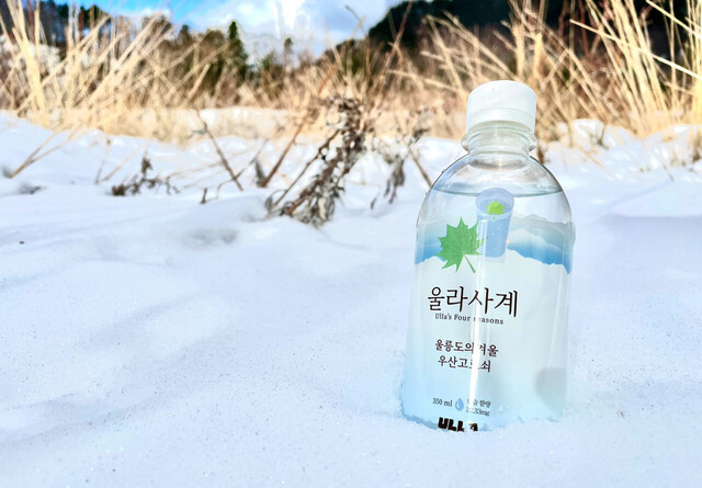 우산고로쇠 첫 물을 담은 '울라사계' 상품이 울릉도 설원 위에 놓여 있다._저용량 /코오롱글로텍제공