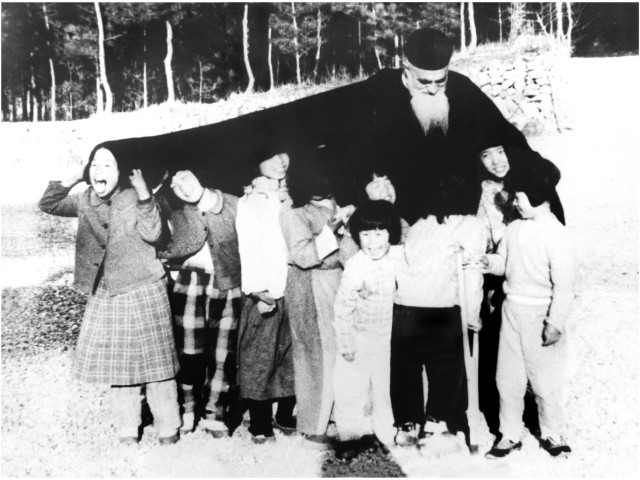 포항 성모자애원 고아들과 함께 한 델랑드 신부.  /포항시 제공