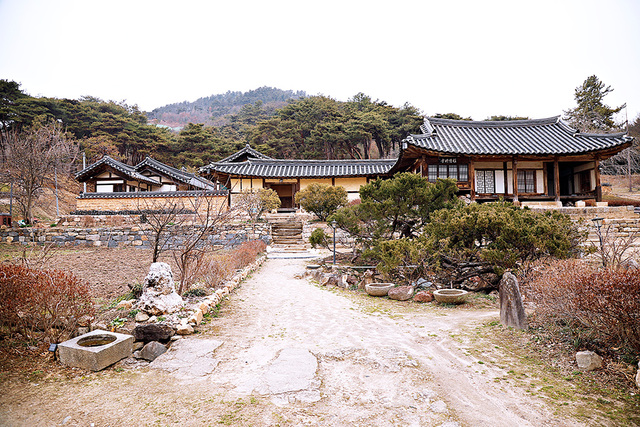 조선 후기 대학자인 명재 윤증 고택.