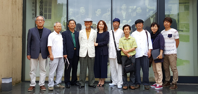 ‘조희수 초대전’에서 경주미협 작가들과 함께.