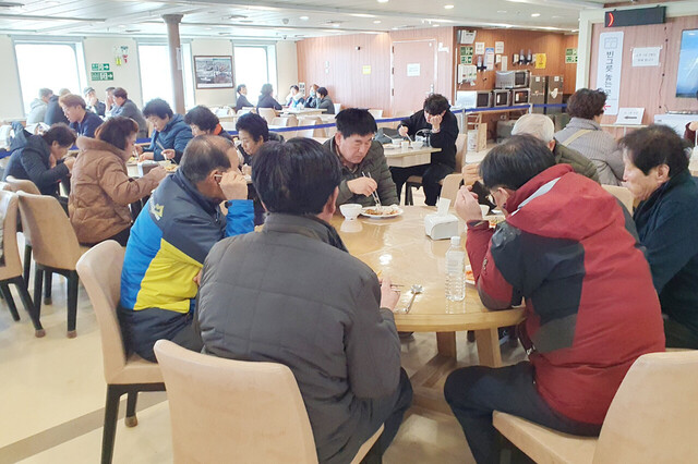 울릉크루즈 선상에 즐거운 점심시간 뷔페로 맛있게 먹었습니다.