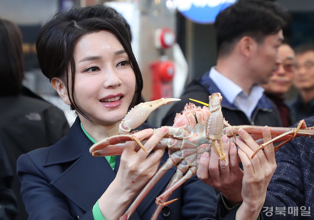 김건희 여사가 3일 경상북도 포항시 죽도시장을 방문, 대게를 살펴보고 있다. 2023.3.3. [대통령실 통신사진기자단]