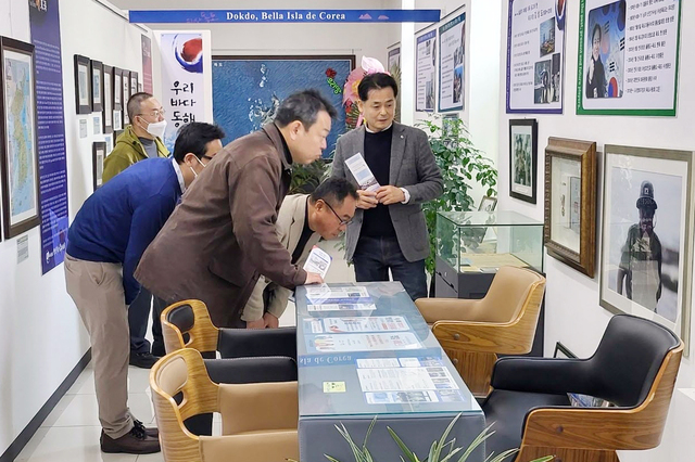 울릉독도관련 많은 자료를 보관 중인 독도홍보관 일본 독도학술연수단들이 자세히 보고 있다.  정면 길종성회장 /독도사랑회제공