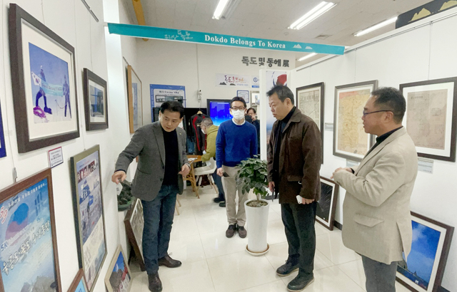 길종성회장 일본의 독도학술연구단에게 독도사랑회 할동 등 울릉독도가 대한민국 영토임을 설명하고 있다/독도사랑회 제공