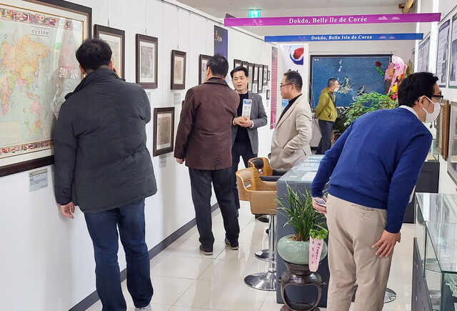 일본 독도학술연구단이 독도사랑회 독도홍보관에서 울릉독도가 대한민국 땅임을 입증하는 자료를 자세히 관찰하고 있다 /독도사랑회제공
