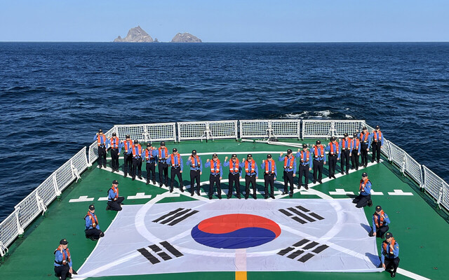 울릉독도를 지키는 대한민국 해경 독도를 배경으로 수호를 외치고 있다.