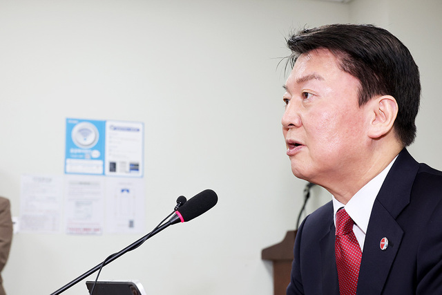 국민의힘 당대표 후보인 안철수 의원이 6일 국회 의원회관에서 대통령실의 전당대회 선거개입 관련 긴급기자회견을 하고 있다. /연합뉴스