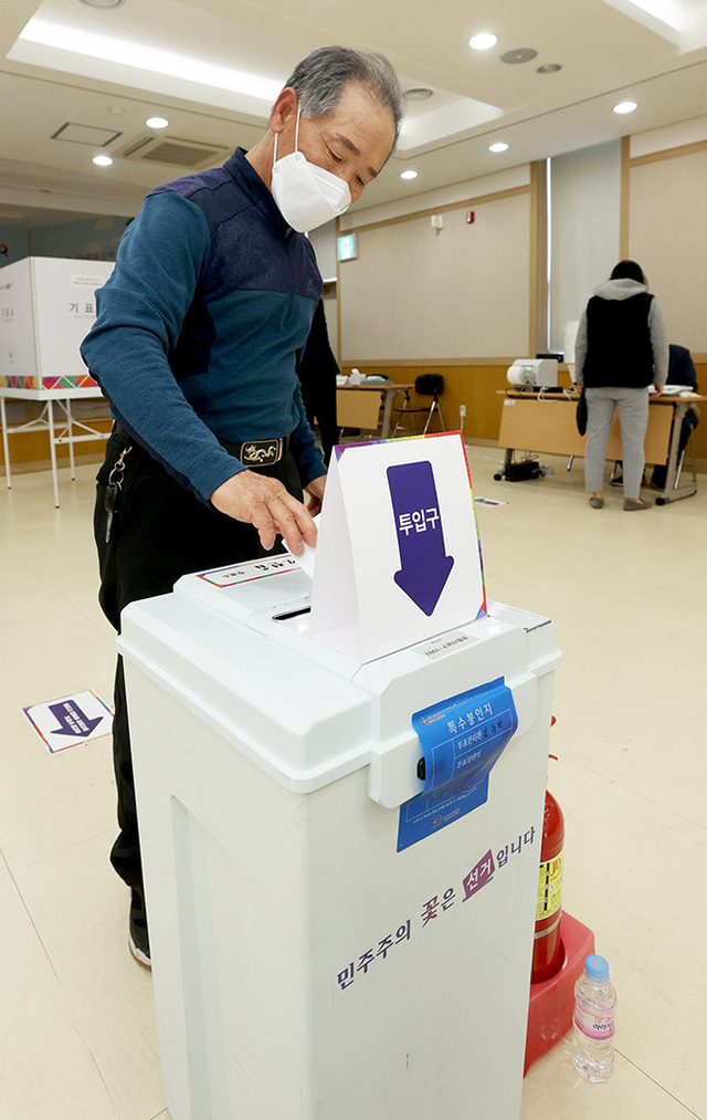 8일 오전 포항시 남구 오천읍 농협에 마련된 투표소에서 조합원이 소중한 한 표를 행사하고 있다.