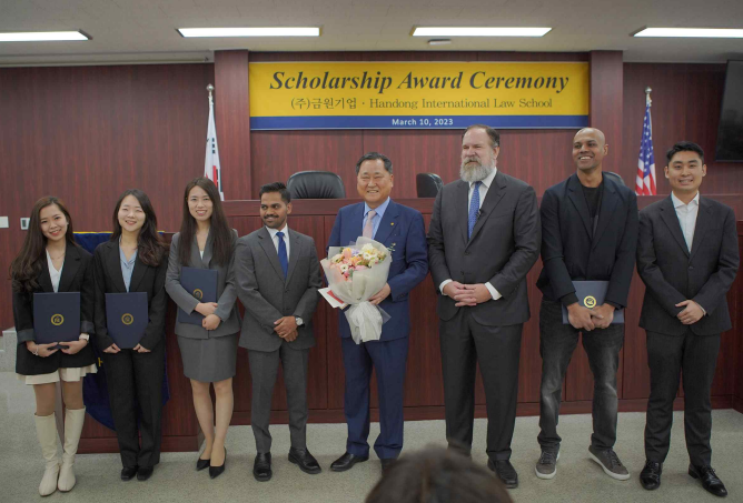 사진=한동국제법률대학원 장학생 및 김진홍 대표 단체사진