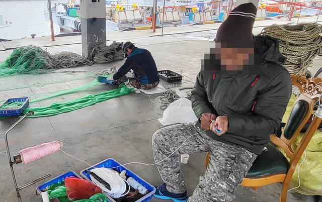 외국인 선원이 조업 준비를 하고 있다.