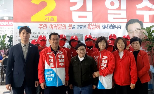 임이자 국민의힘 경북도당 위원장이 구미시 경북도의원보궐선거 김일수 후보 선거사무실을 방문해 선거운동원들을 격려하고 있다.