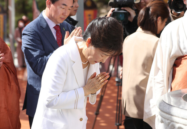 박근혜 전 대통령이 11일 오전 대구 팔공산 동화사를 찾아 통일대불 앞에서 합장을 하고 있다. /연합뉴스