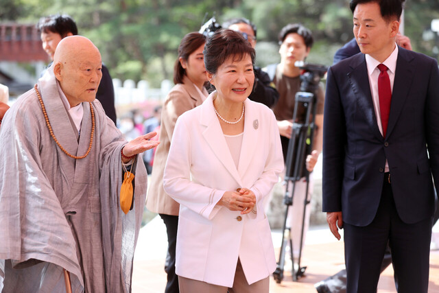 박근혜 전 대통령이 11일 오전 대구 팔공산 동화사를 찾아 통일 대불 쪽으로 걸어가고 있다. /연합뉴스