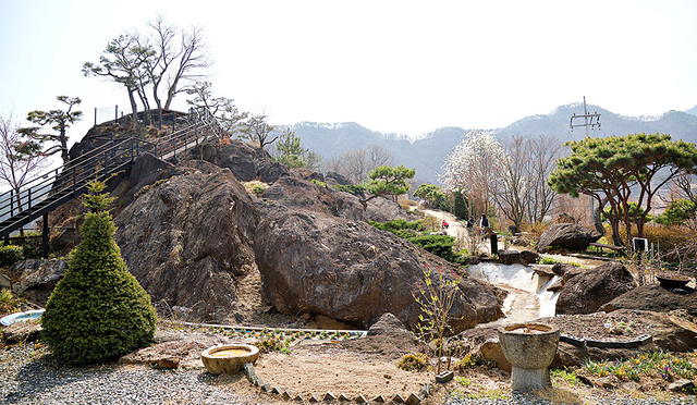 꽃산아래벼랑길.