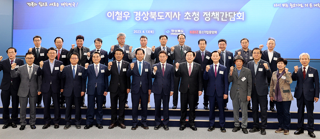 중소기업중앙회의 이철우 경북도지사 초청 간담회가 13일 오후 영남대학교 천마아트센터에서 열렸다. 이철우 지사, 김기문 중앙회장, 최우각 지역회장과 회원들이 기념촬영하고 있다.