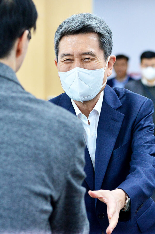 이강덕 포항시장이 26일 비교적 건강한 모습으로 시청 기자실에 들러 악수를 하고 있다. /이시라기자
