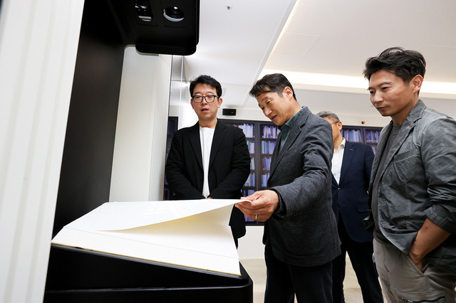 김남일 포항시 부시장이 포은중앙도서관 실감서재에서 디지털북을 체험하고 있다.  /포항시 제공