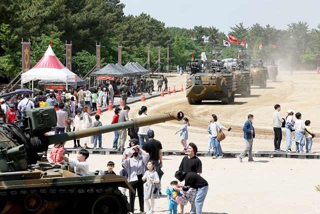 ‘2023 포항해병대문화축제’가 29일부터 이틀 동안 포항시 남구 오천읍 해병대거리와 해병 1사단 일원에서 열렸다. 30일 오후 해병대 연병장에서 시민들이 KAAV(한국형 상륙돌격장갑차)탑승 체험을 하고 있다.