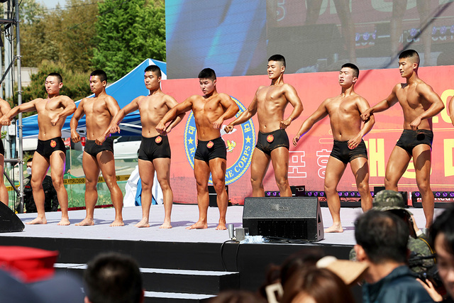 해병대 거리 특설무대에서 몸짱 해병대원들이 출전해 핫 피플 선발대회를 하고 있다.