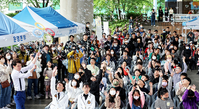 화려한 버블쇼로 아이들과 부모의 시선을 사로잡고 있다.
