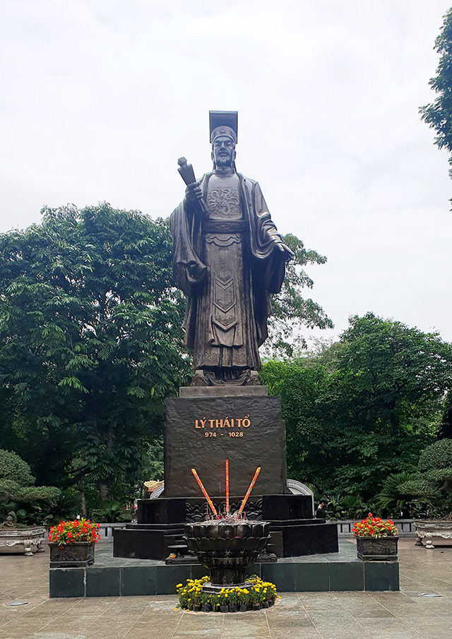 하노이 호안끼엠 호수 산책로에 세워진 리 왕조 태조의 동상.