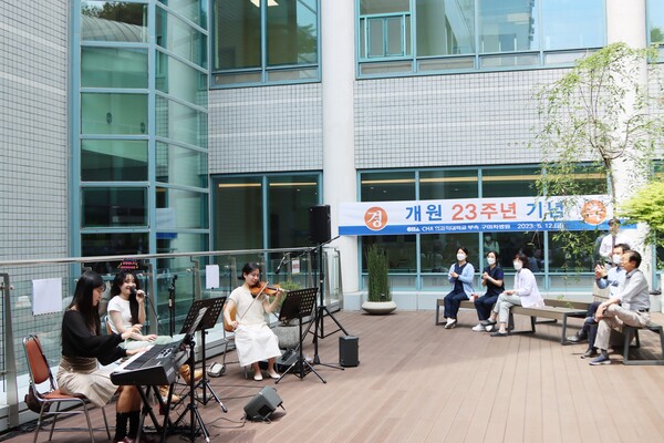 구미차병원 개원 23주년을 기념해 중앙 정원에서 열린 버스킹 행사./구미차병원 제공