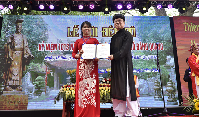 덴도축제 무대에 오른 화산 이씨 종친회 이훈 회장.(우측)