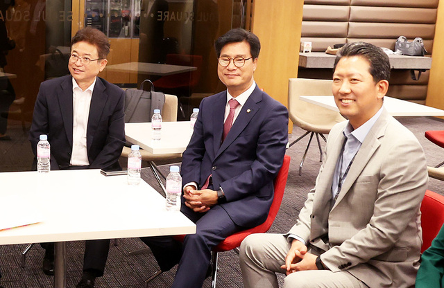 17일 서울 스퀘어 빌딩에서 열린 반도체 특화단지 유치 발표회에 참석한 (좌측부터) 이철우 경북도지사, 김영식 국회의원, 김장호 구미시장이 이야기를 나누고 있다. /경북도청 제공
